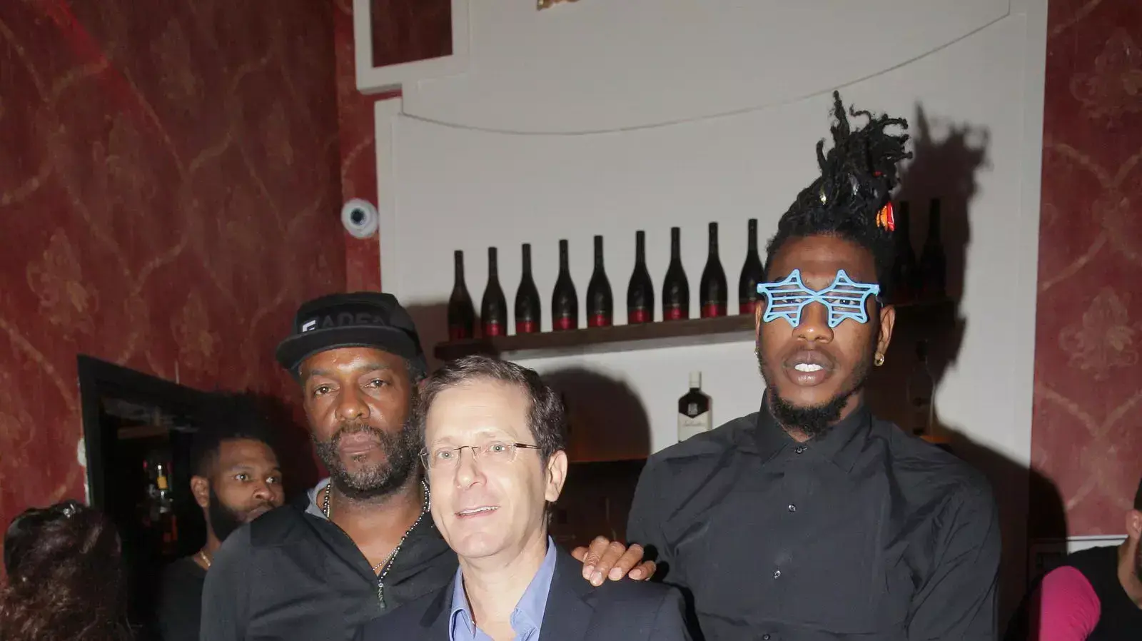 אימן שאמפרט שחקן קליבלנד קאבלירס עם יצחק הרצוג