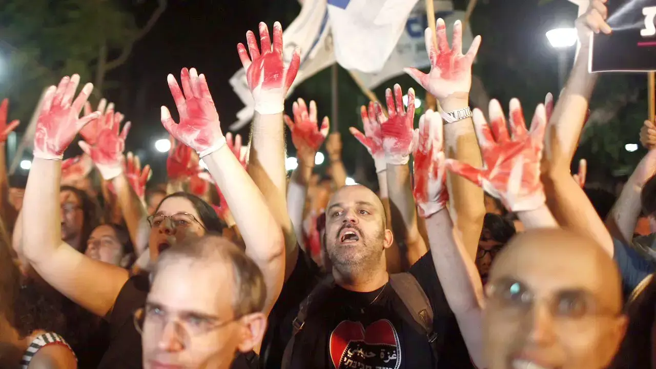 עצרת מחאה בעקבות פיגוע הדקירה במצעד הגאווה בירושלים, גן מאיר תל אביב, אוגוסט 2015 עצרת מחאה בעקבות פיגוע הדקירה במצעד הגאווה בירושלים, גן מאיר תל אביב, אוגוסט 2015