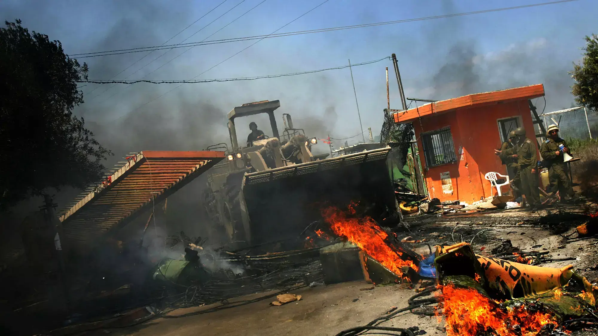 טרקטור הריסה בכניסה לנצר חזני, דרום רצועת עזה טרקטור הריסה בכניסה לנצר חזני, דרום רצועת עזה