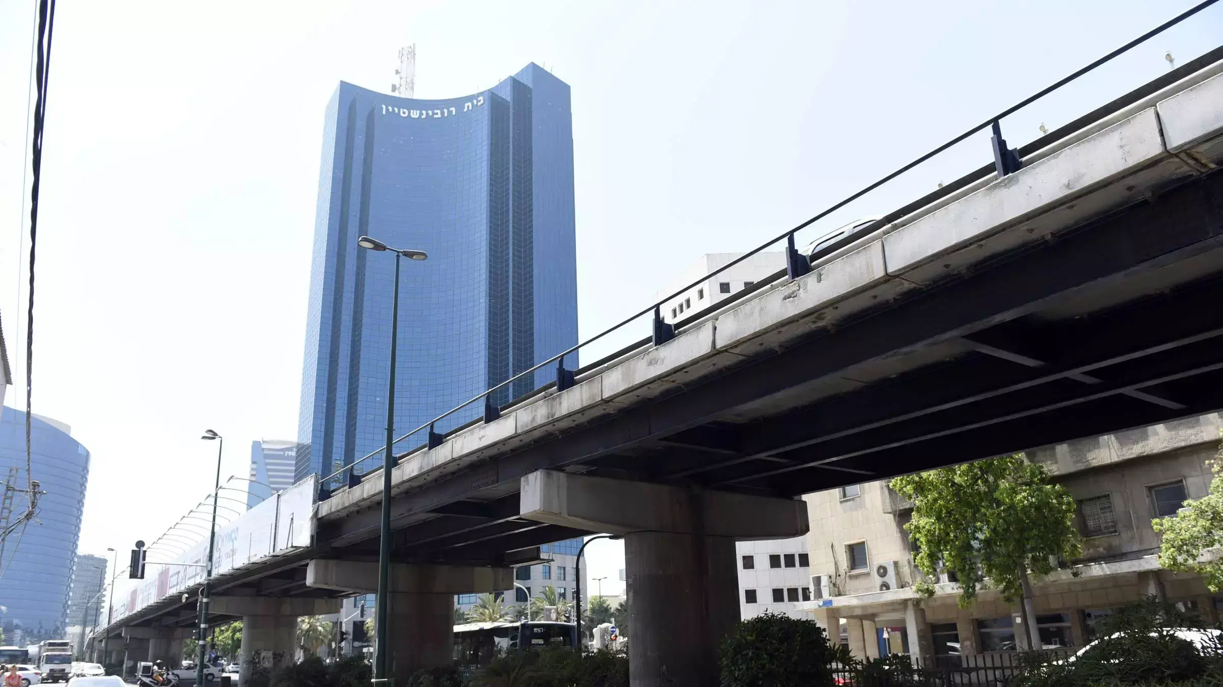 גשר מעריב לפני הפיצוץ בעקבות בניית הרכבת הקלה, אוגוסט 2015