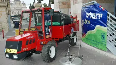 מכשיר להסרת מסטיקים מהמדרכה ליד רכב קרצוף מדרכות מכשיר להסרת מסטיקים מהמדרכה ליד רכב קרצוף מדרכות