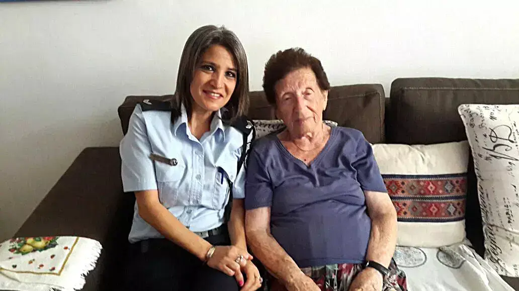 שוטרי מרחב יפתח ערכו מסיבת הפתעה לניצולת שואה בת 90, אוגוסט 2015 שוטרי מרחב יפתח ערכו מסיבת הפתעה לניצולת שואה בת 90, אוגוסט 2015