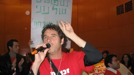 עמית ליאור בהפגנה של תלי נגד הוט 
