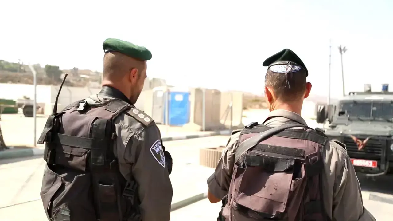 לוחם מג"ב שירה למוות במחבל שניסה לדקור חיילים, 17 באוגוסט 2015 לוחם מג"ב שירה למוות במחבל שניסה לדקור חיילים, 17 באוגוסט 2015
