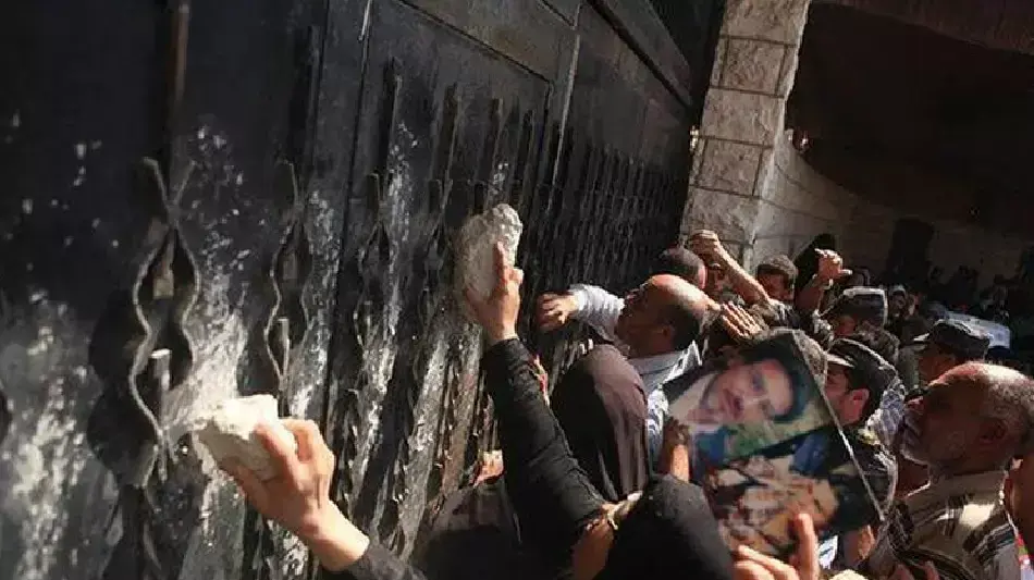משפחות הרוגים פלסטינים ב"צוק איתן" מפגינות מול הממשלה בעזה משפחות הרוגים פלסטינים ב"צוק איתן" מפגינות מול הממשלה בעזה
