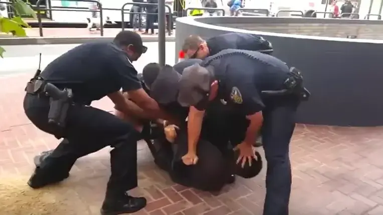 שוטרים בסן פרנסיסקו אוזקים גבר שחור בעל רגל תותבת, אוגוסט 2015 שוטרים בסן פרנסיסקו אוזקים גבר שחור בעל רגל תותבת, אוגוסט 2015