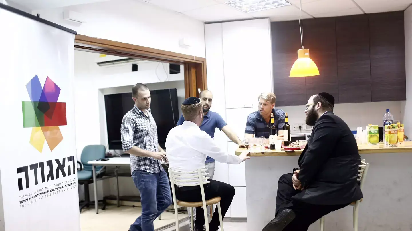 מפגש של חרדים וחברי הקהילה הגאה בבר נוער, אוגוסט 2015 מפגש של חרדים וחברי הקהילה הגאה בבר נוער, אוגוסט 2015