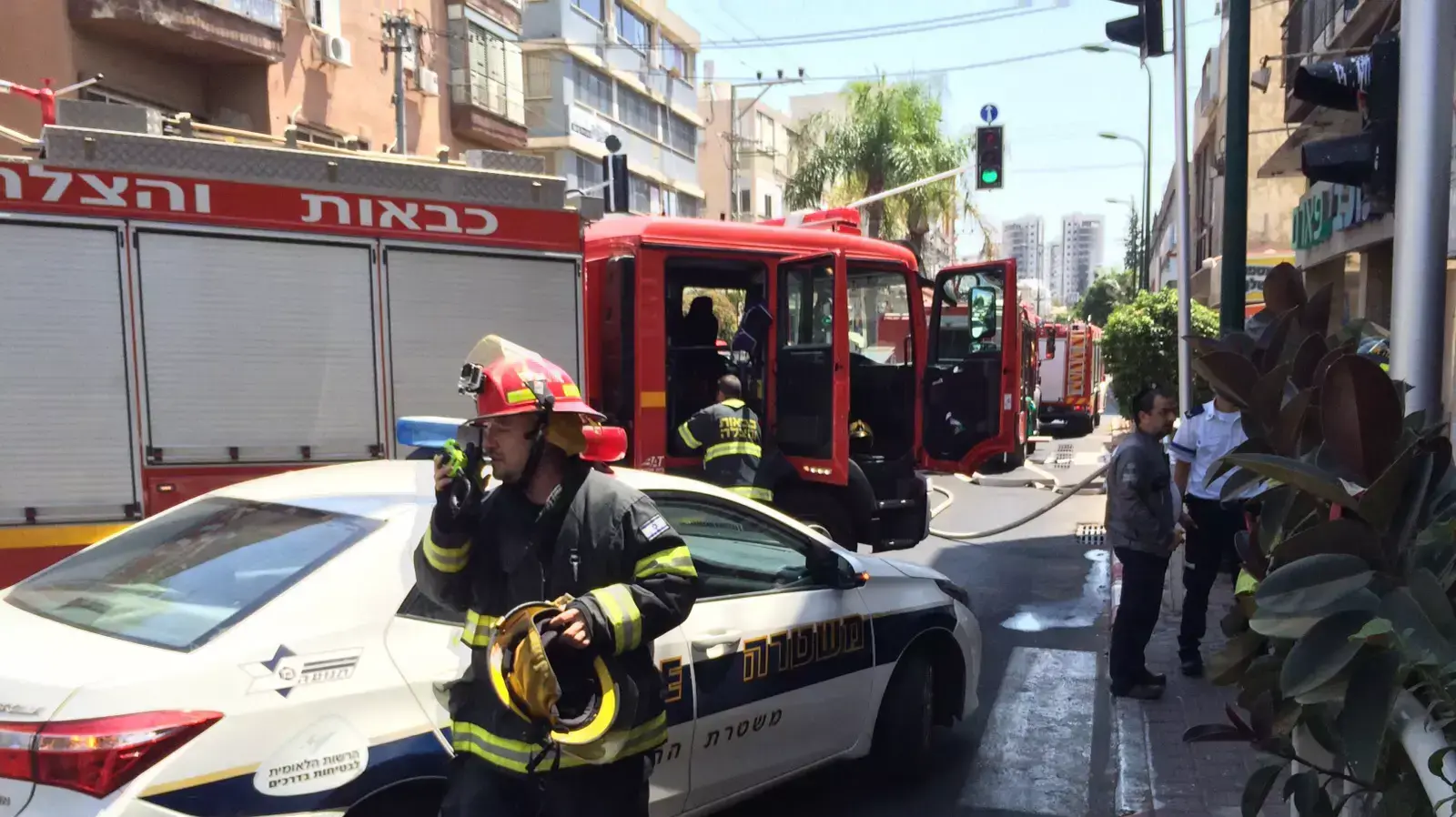 צוותי כיבוי פועלים לכיבוי שריפות במקלטים של בנייני מגורים בגבעתיים 21 באוגוסט 2015 צוותי כיבוי פועלים לכיבוי שריפות במקלטים של בנייני מגורים בגבעתיים 21 באוגוסט 2015