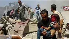 פינוי פצועים משכונת מגורים בדומא שהופצצה על ידי צבא סוריה, 22 באוגוסט 2015 פינוי פצועים משכונת מגורים בדומא שהופצצה על ידי צבא סוריה, 22 באוגוסט 2015
