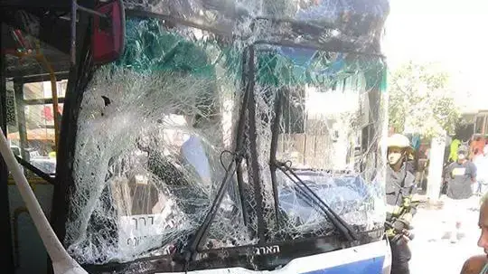 תאונת דרכים בין שלושה אוטובוסים בבת ים תאונת דרכים בין שלושה אוטובוסים בבת ים
