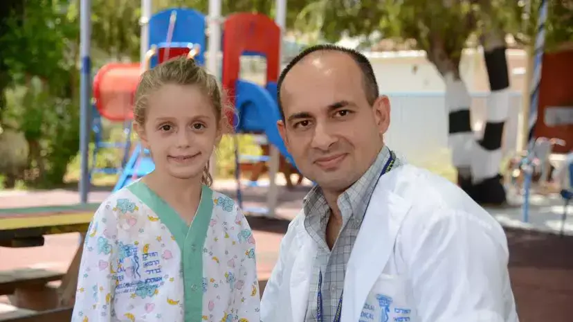 ד"ר רוסטם דז'רבוב וילדה בת 7 שניצלה משיתוק באמצעות ניתוח שדרה נדיר שבוצע במרכז הרפואי ברזילי, אוגוסט 2015 ד"ר רוסטם דז'רבוב וילדה בת 7 שניצלה משיתוק באמצעות ניתוח שדרה נדיר שבוצע במרכז הרפואי ברזילי, אוגוסט 2015