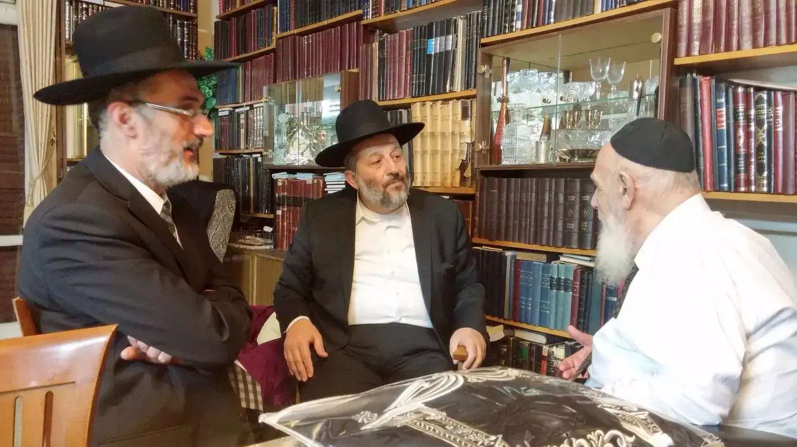 נשיא מועצת חכמי התורה של ש"ס, הרב שלום כהן (מימין) עם יו"ר התנועה אריה דרעי וסגן ראש העיר ירושלים ומחזיק תיק החינוך צביקה כהן. אוגוסט 2015 נשיא מועצת חכמי התורה של ש"ס, הרב שלום כהן (מימין) עם יו"ר התנועה אריה דרעי וסגן ראש העיר ירושלים ומחזיק תיק החינוך צביקה כהן. אוגוסט 2015