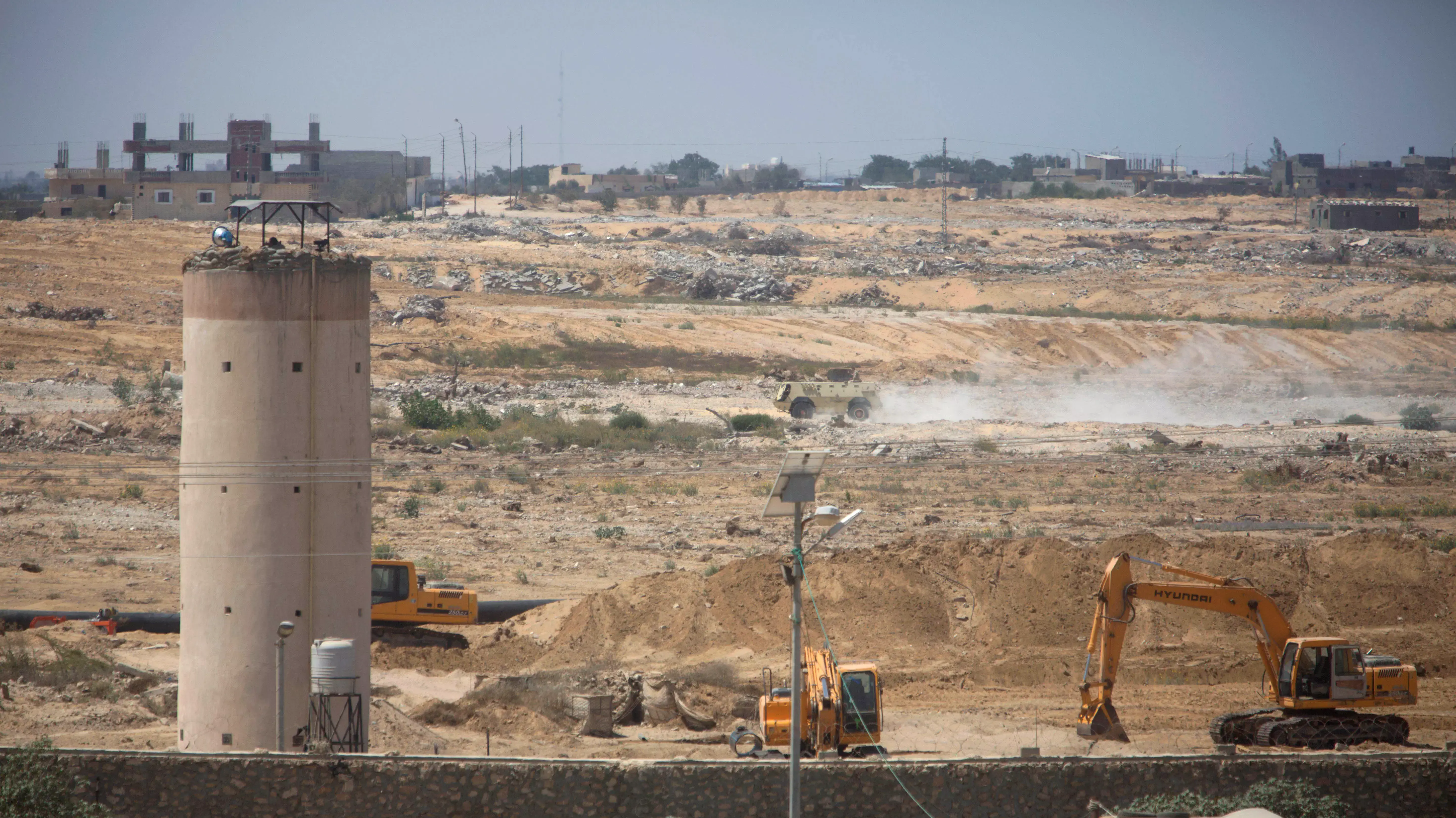 פעולת חפירות של בריכות דגים בגבול בין מצרים לרצועת עזה, אוגוסט 2015 פעולת חפירות של בריכות דגים בגבול בין מצרים לרצועת עזה, אוגוסט 2015