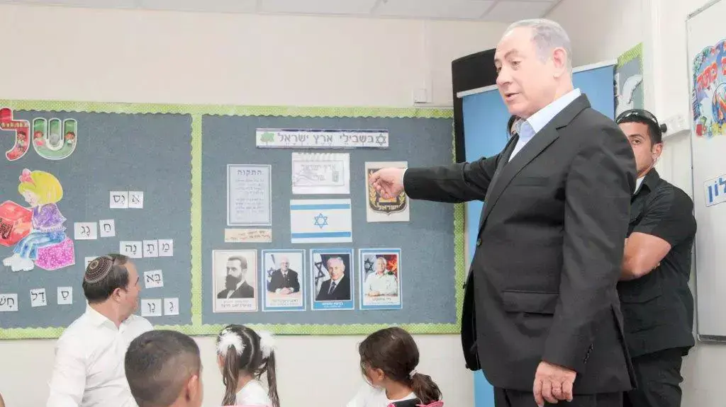 ראש הממשלה, בנימין נתניהו, בפתיחת שנת הלימודים בבית ספר באשדוד. 1 בספטמבר 2015 ראש הממשלה, בנימין נתניהו, בפתיחת שנת הלימודים בבית ספר באשדוד. 1 בספטמבר 2015