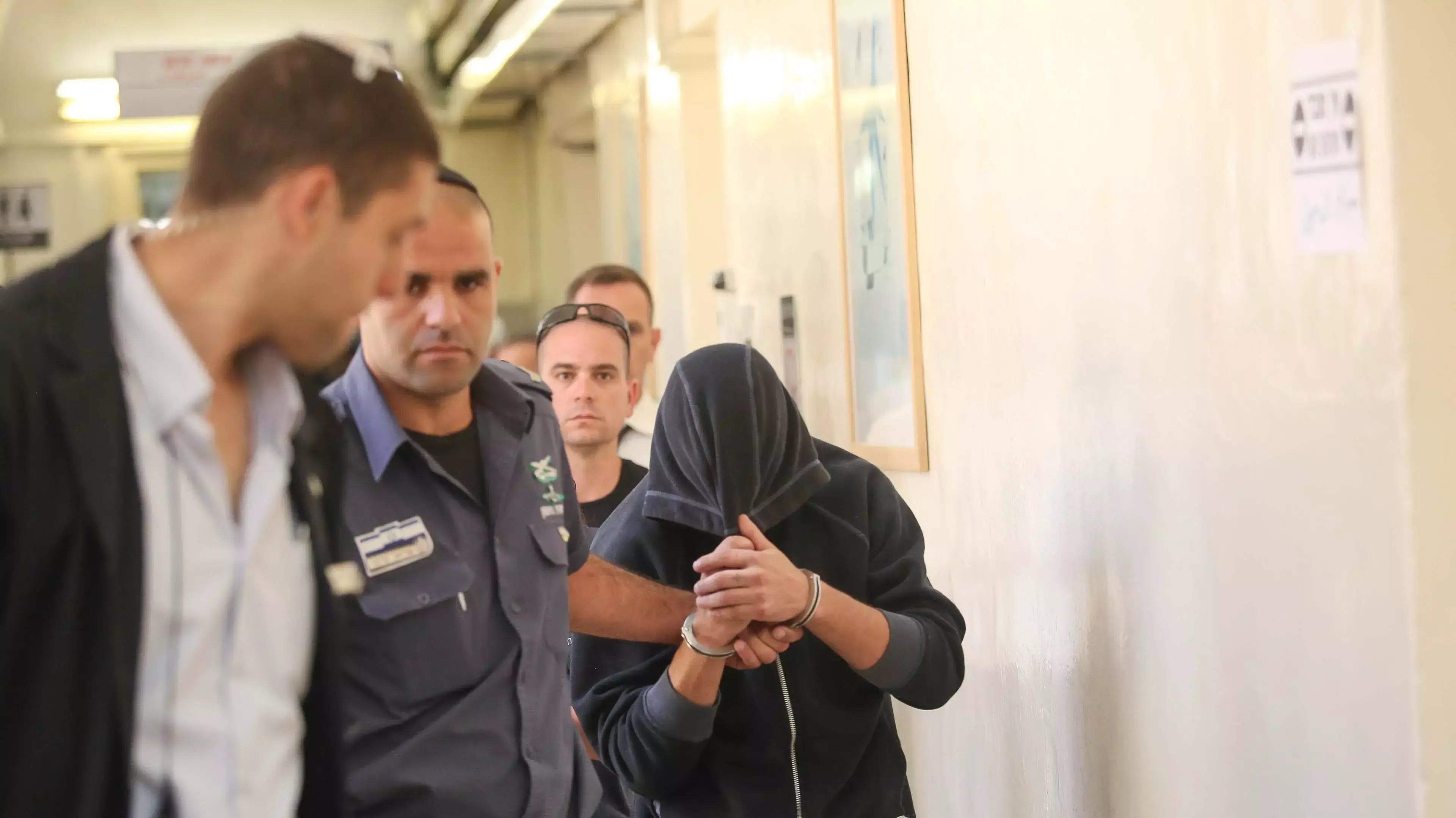 הובלת עצור באזיקים בבית המשפט הובלת עצור באזיקים בבית המשפט