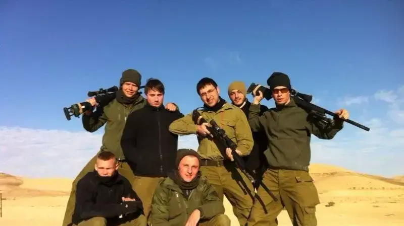 דימה בקשי עם חבריו בזמן השירות בגבעתי דימה בקשי עם חבריו בזמן השירות בגבעתי