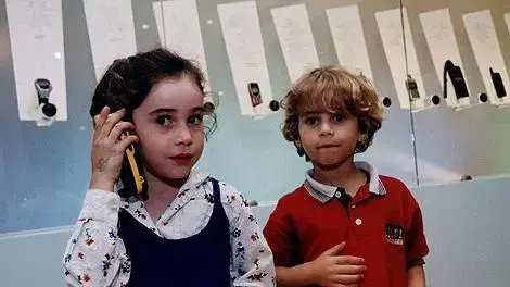 ילדים מדברים בטלפון סלולרי ילדים מדברים בטלפון סלולרי