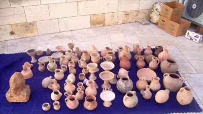 ממצאים עתיקים שנבזזו מקברים עתיקים (צילום: רשות העתיקות) ממצאים עתיקים שנבזזו מקברים עתיקים (צילום: רשות העתיקות)