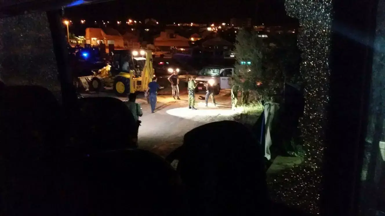 נזק לאוטובוס מפגיעת רקטה בשדרות נזק לאוטובוס מפגיעת רקטה בשדרות
