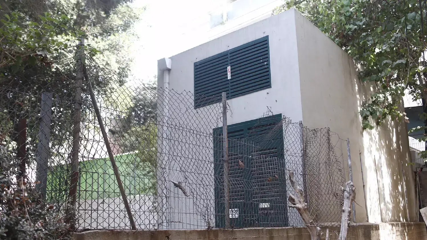 שנאי ענק סמוך לבית הספר אוסישקין, תל אביב. ספטמבר 2015 שנאי ענק סמוך לבית הספר אוסישקין, תל אביב. ספטמבר 2015