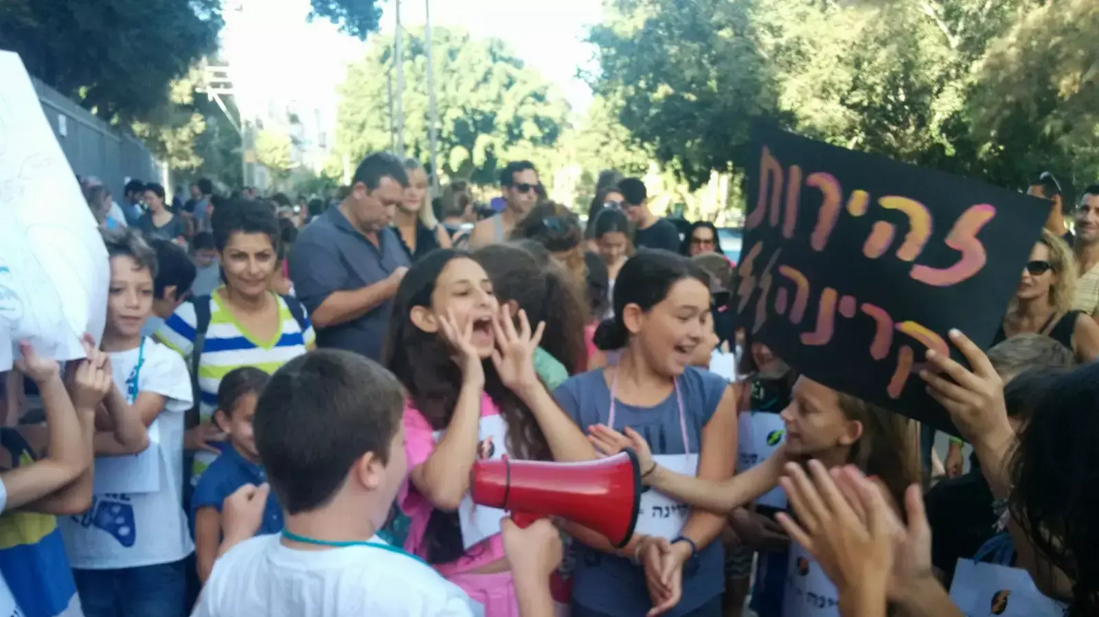 הורים ותלמידים מפגינים בתל אביב במחאה על כוונת העירייה לעבודות בנייה בבית ספר 25 ספטמבר 2015 הורים ותלמידים מפגינים בתל אביב במחאה על כוונת העירייה לעבודות בנייה בבית ספר 25 ספטמבר 2015