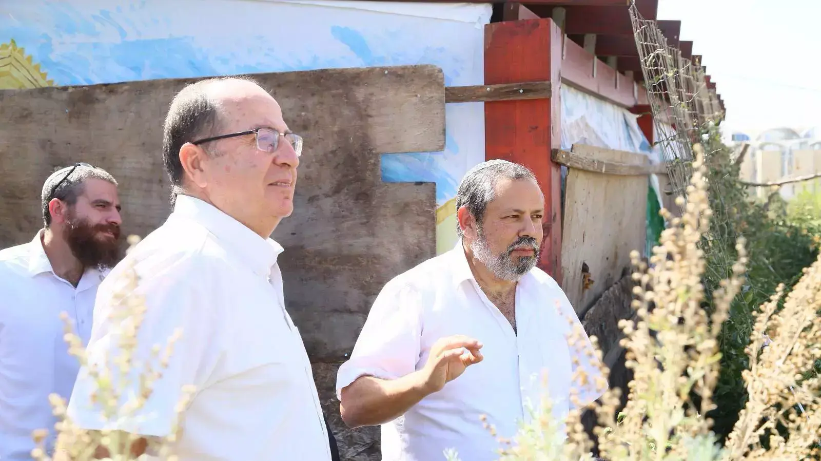 שר הביטחון, משה בוגי יעלון, בסוכתו של ראש מועצת הר חברון יוחאי דמרי. ספטמבר 2015