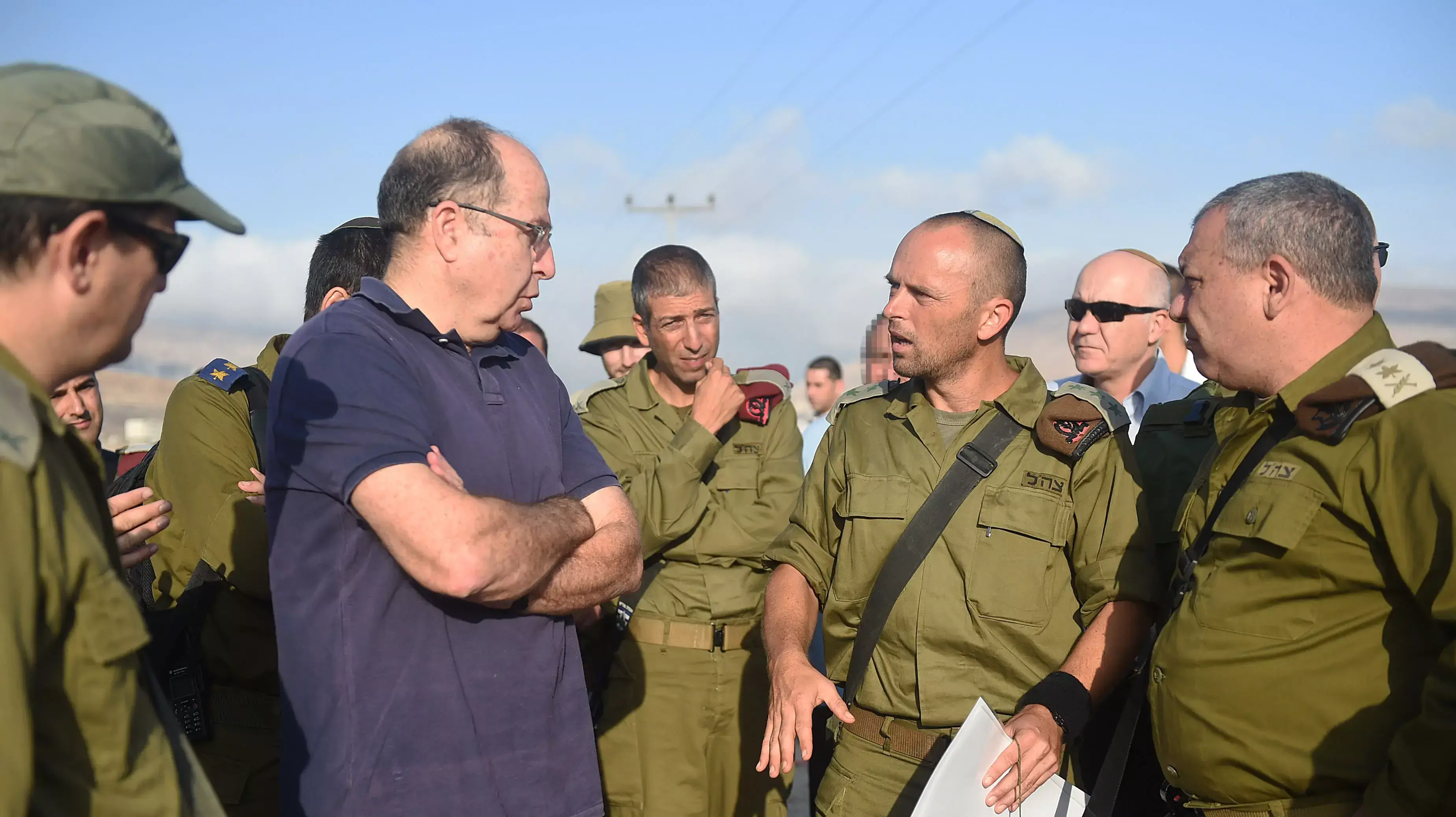 שר הביטחון משה יעלון ביקר בזירת הפיגוע בו נרצחו בני הזוג הנקין, בציר איתמר אלון מורה. 2 באוקטובר, 2015. שר הביטחון משה יעלון ביקר בזירת הפיגוע בו נרצחו בני הזוג הנקין, בציר איתמר אלון מורה. 2 באוקטובר, 2015.