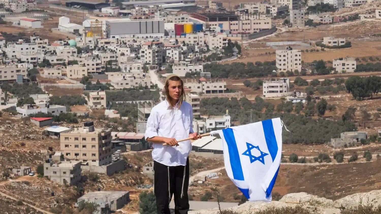מתנחלים צועדים באזור פיגוע הירי שבו נרצחו נעמה ואיתם הנקין 2 באוקטובר 2015 מתנחלים צועדים באזור פיגוע הירי שבו נרצחו נעמה ואיתם הנקין 2 באוקטובר 2015