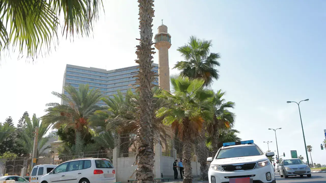 ניידת משטרה מחוץ למסגד חסן בק. יפו, אוקטובר 2015 ניידת משטרה מחוץ למסגד חסן בק. יפו, אוקטובר 2015
