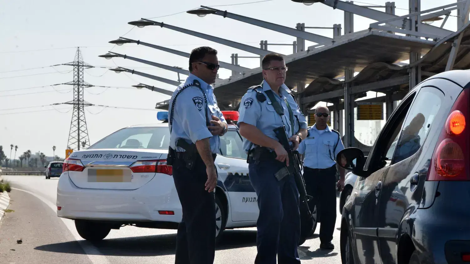 שוטרים מבצעים בידוק רכבים, דרך קיבוץ גלויות, תל אביב, 15 באוקטובר 2015 שוטרים מבצעים בידוק רכבים, דרך קיבוץ גלויות, תל אביב, 15 באוקטובר 2015