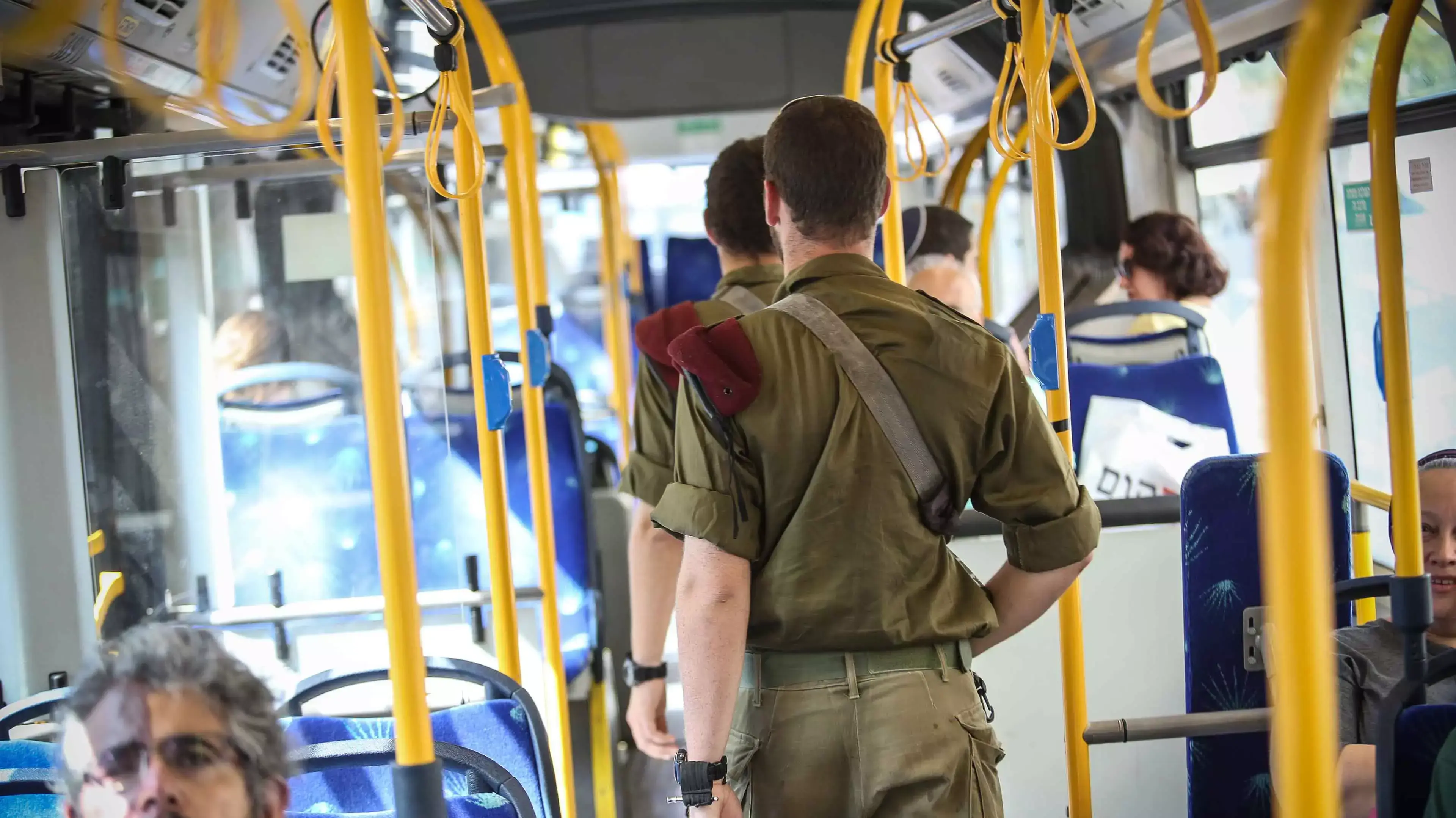 לוחמי יחידת עוקץ מאבטחים קווי אוטובוס בירושלים, 19 באוקטובר 2015