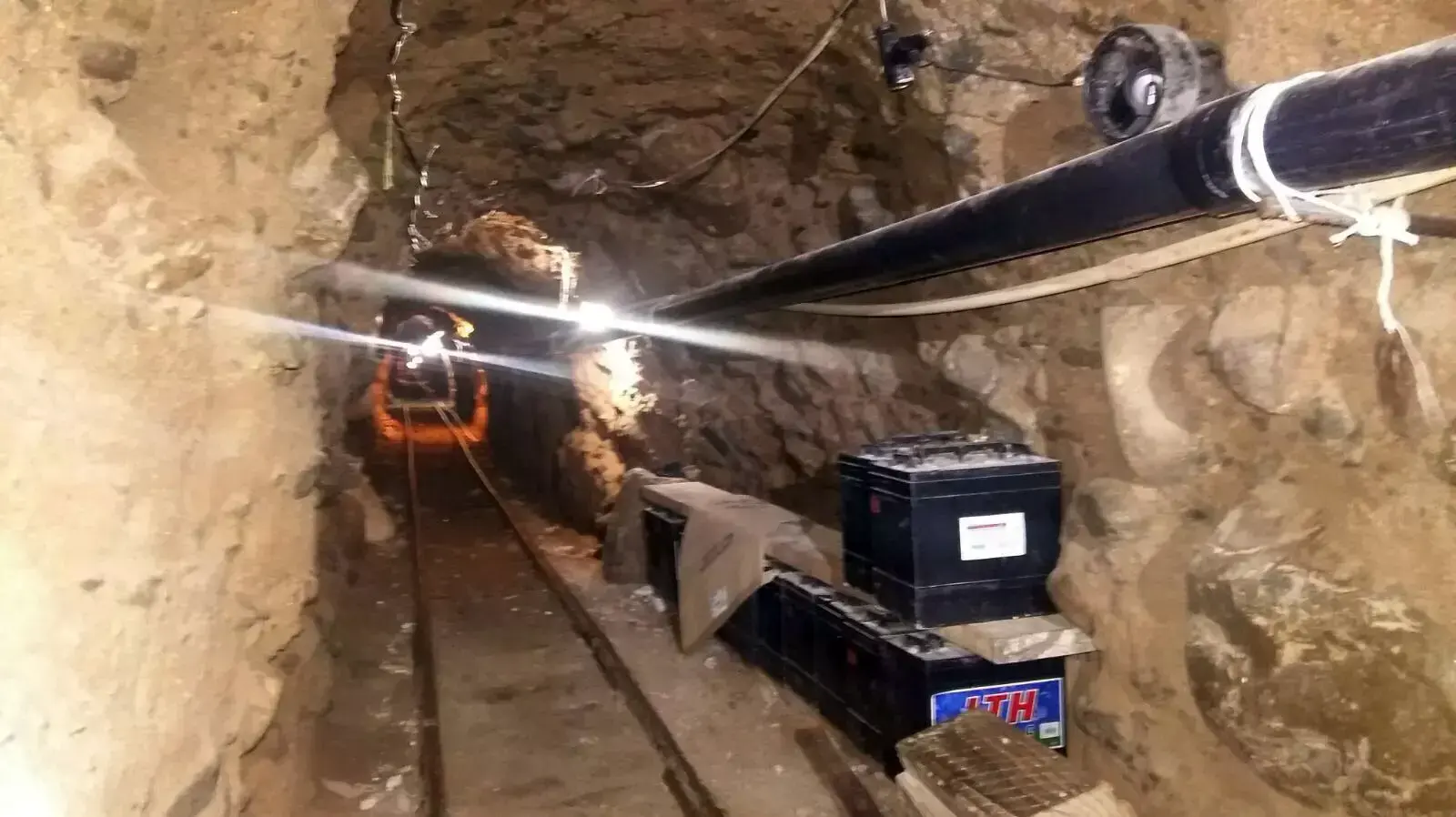 מנהרת הברחה מתקדמת שהתגלתה בין טיחואנה שבמקסיקו לסאן דייגו שבקליפורניה, אוקטובר 2015 מנהרת הברחה מתקדמת שהתגלתה בין טיחואנה שבמקסיקו לסאן דייגו שבקליפורניה, אוקטובר 2015