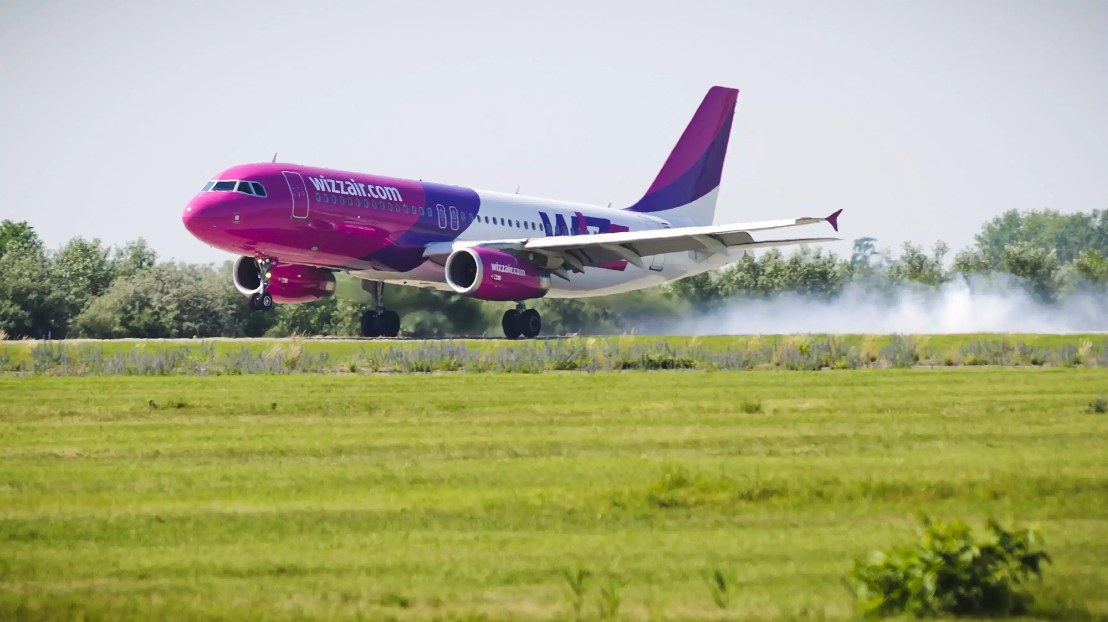 מטוס לואו-קוסט wizz air בהונגריה, נובמבר 2015 מטוס לואו-קוסט wizz air בהונגריה, נובמבר 2015