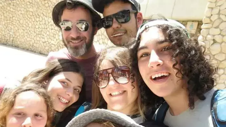 יובל כהן, מנהל קד"ם בית הספר הדמוקרטי בערד עם תלמידיו יובל כהן, מנהל קד"ם בית הספר הדמוקרטי בערד עם תלמידיו