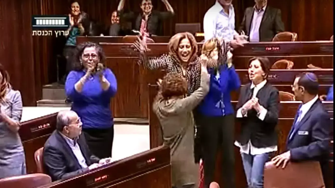 חברות כנסת מהאופוזיציה שמחות על דחיית חוק ביטול חזקת הגיל הרך, נובמבר 2015 חברות כנסת מהאופוזיציה שמחות על דחיית חוק ביטול חזקת הגיל הרך, נובמבר 2015