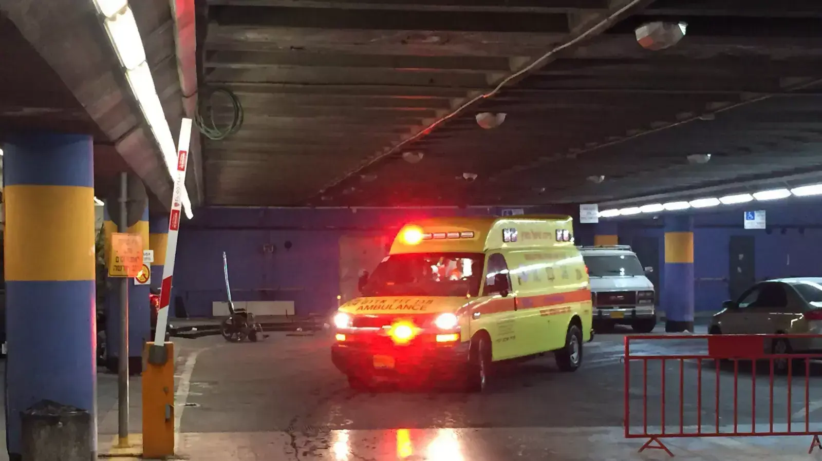 אמבולנס מפנה את הפצועים מפיגוע הירי בחברון לבית החולים שערי צדק בירושלים, 6 בנובמבר 2015 אמבולנס מפנה את הפצועים מפיגוע הירי בחברון לבית החולים שערי צדק בירושלים, 6 בנובמבר 2015