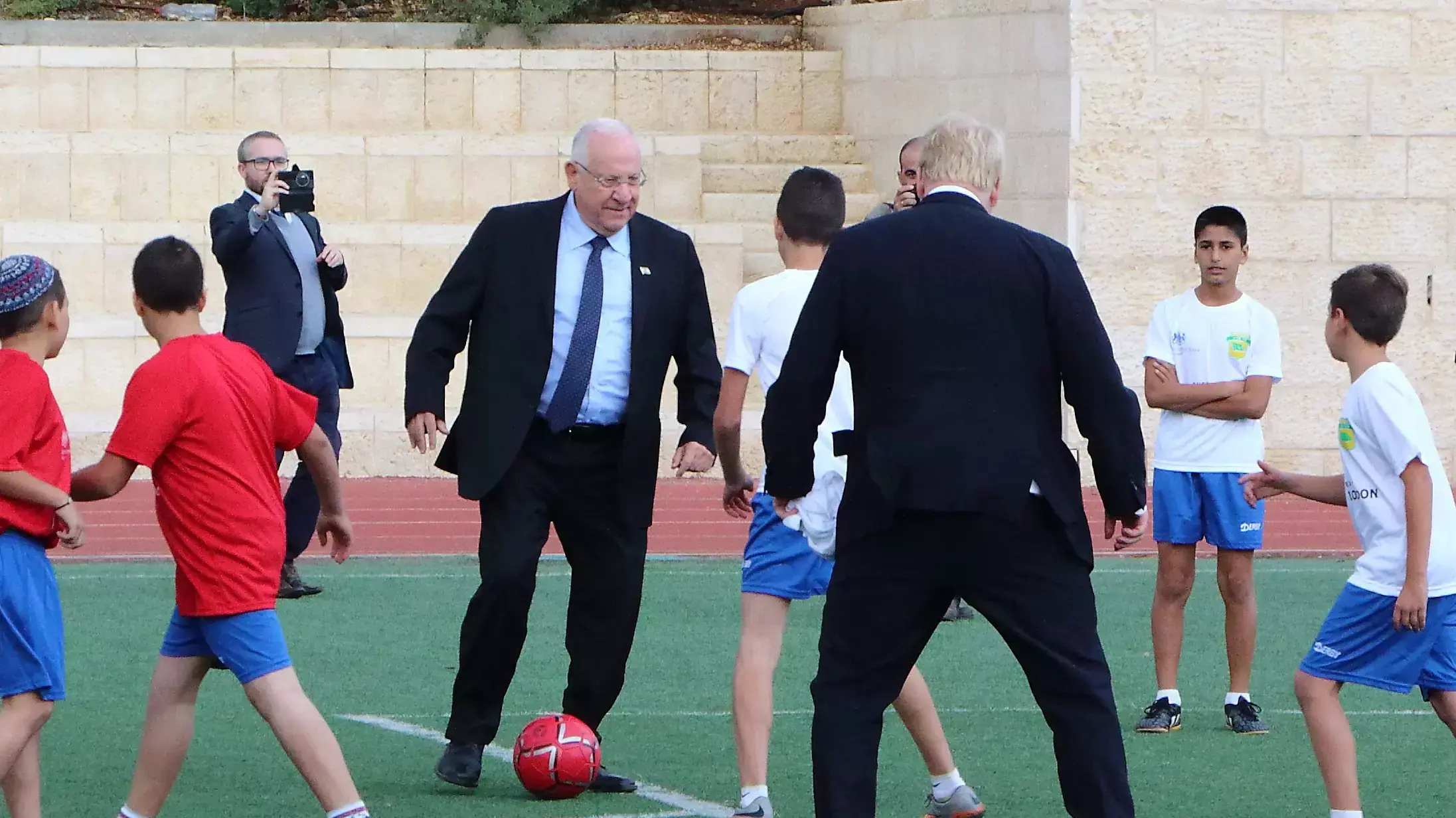 נשיא המדינה רובי ריבלין משחק כדורגל
