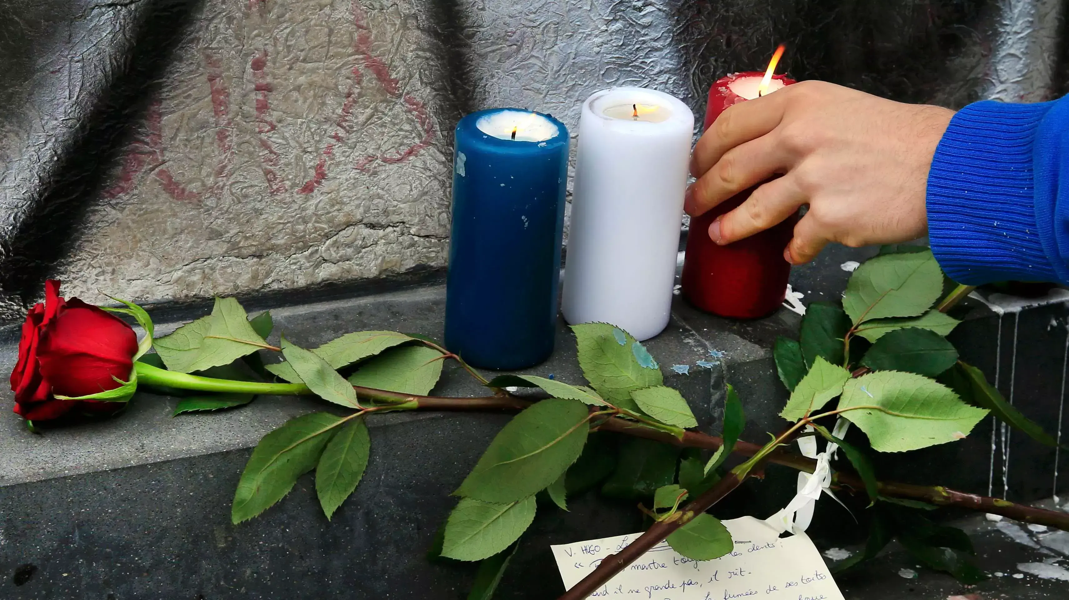 נרות בכיכר הרפובליקה, פריז, 14 בנובמבר 2015 נרות בכיכר הרפובליקה, פריז, 14 בנובמבר 2015