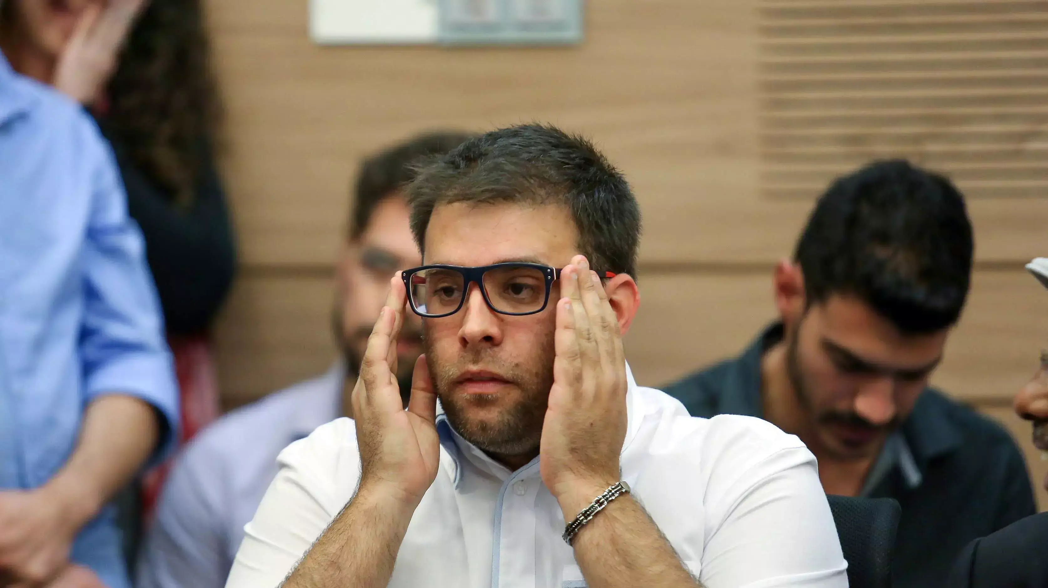 ח"כ אורן חזן עייף בוועידת הכספים במהלך ליל הדיונים על התקציב, נובמבר 2015 ח"כ אורן חזן עייף בוועידת הכספים במהלך ליל הדיונים על התקציב, נובמבר 2015
