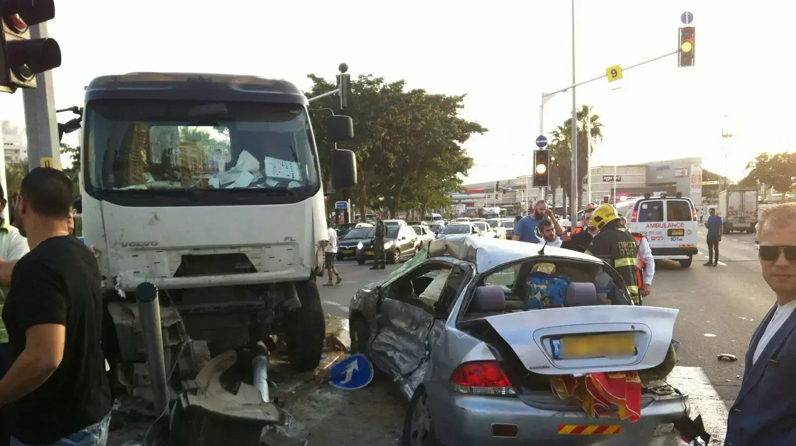 תאונת דרכים בין משאית לרכב בשדרות הרצל באשדוד, 22 בנובמבר 2015 תאונת דרכים בין משאית לרכב בשדרות הרצל באשדוד, 22 בנובמבר 2015