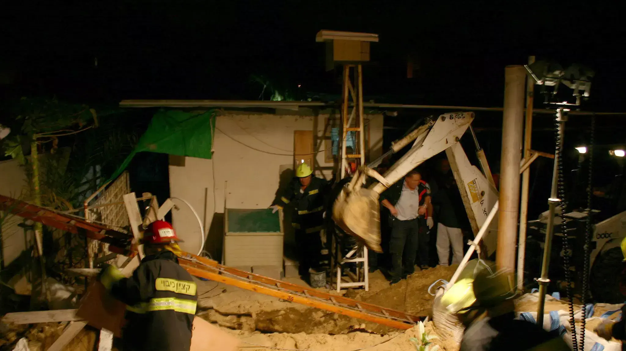 אב ובנו לכודים בבור בקריית ים צילום: יצחק אלהרר סקופ 80 אב ובנו לכודים בבור בקריית ים צילום: יצחק אלהרר סקופ 80