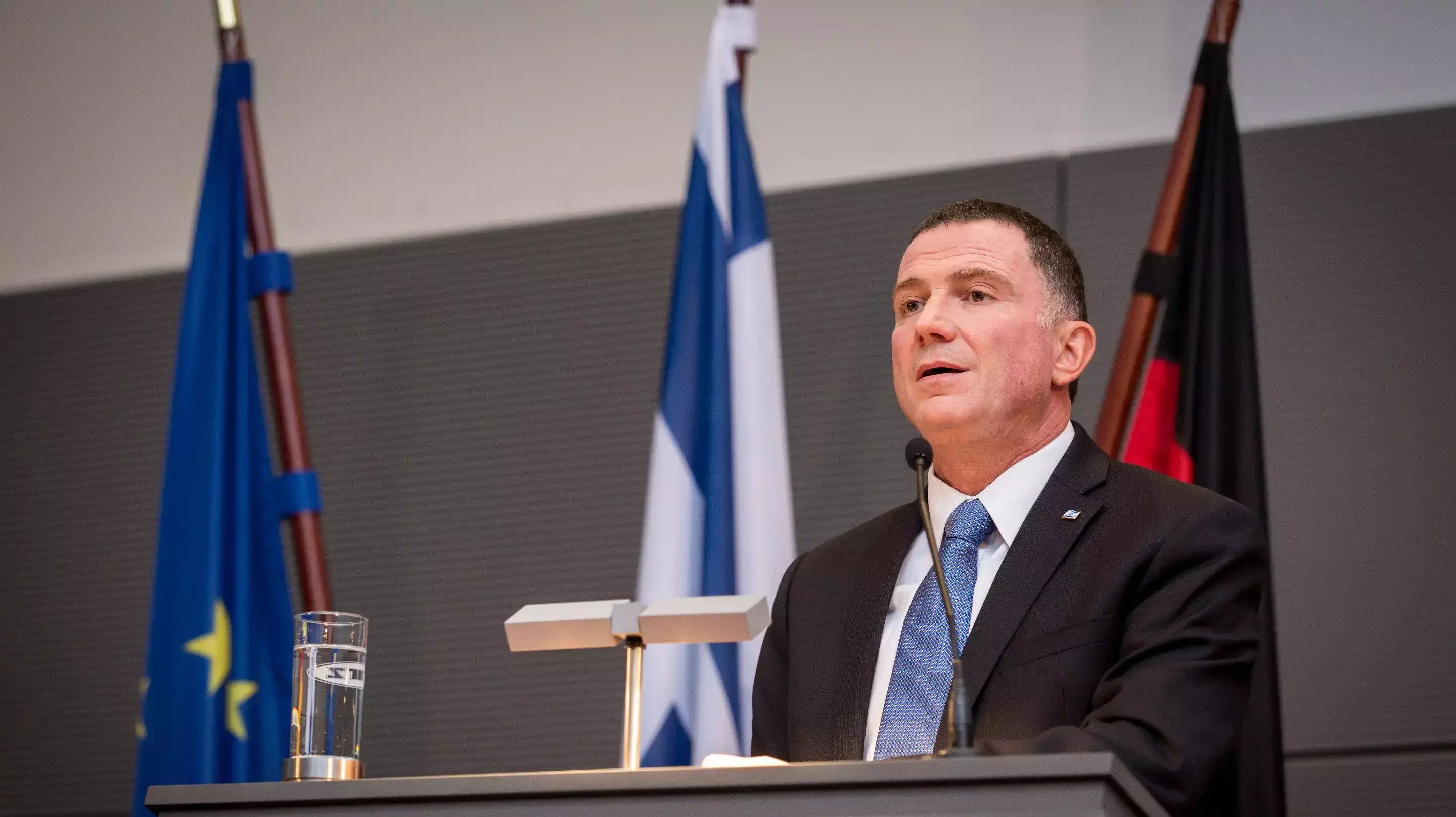 יו"ר הכנסת יולי אדלשטיין בפתיחת תערוכה של אמנים ישראלים בבונדסטאג, גרמניה. 2 בדצמבר 2015 יו"ר הכנסת יולי אדלשטיין בפתיחת תערוכה של אמנים ישראלים בבונדסטאג, גרמניה. 2 בדצמבר 2015