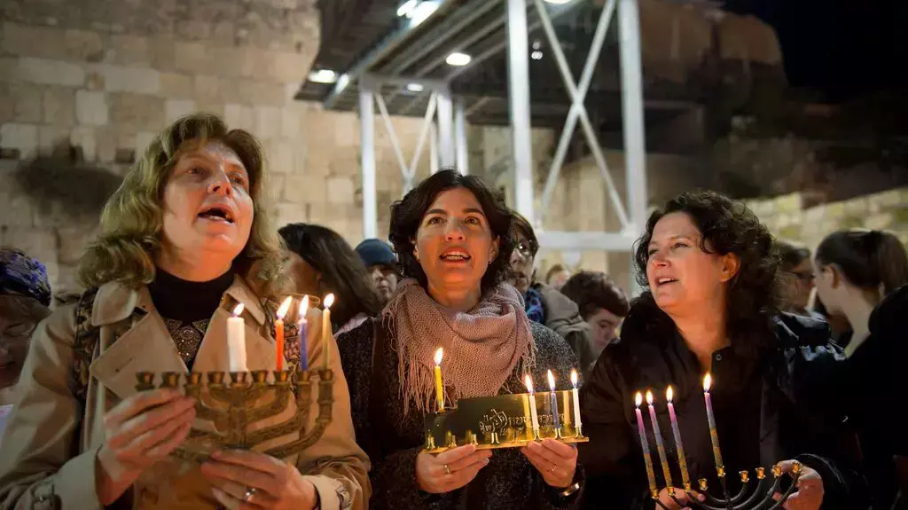הדלקת נרות חנוכה בטקס הבלי רשמי שיזמו נשות הכותל בעזרת הנשים בכותל הדלקת נרות חנוכה בטקס הבלי רשמי שיזמו נשות הכותל בעזרת הנשים בכותל