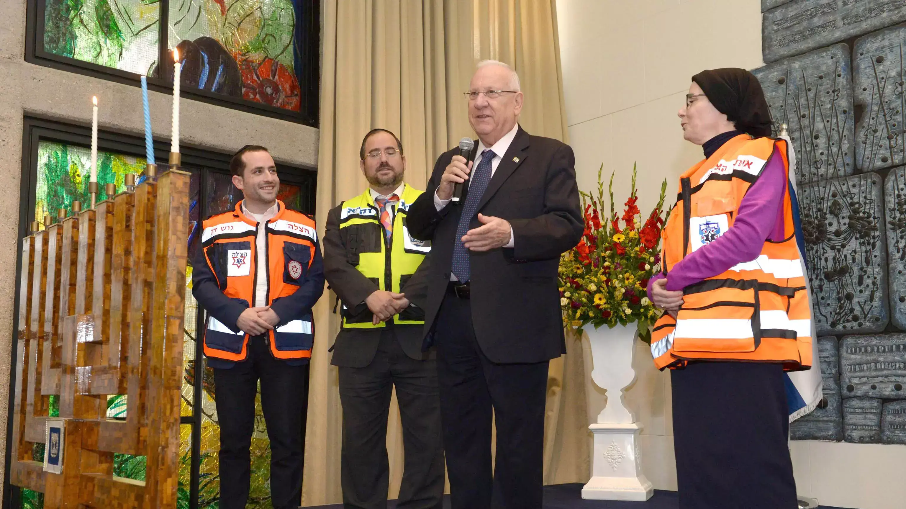 נשיא המדינה ראובן ריבלין מדליק נר שני של חנוכה עם נציגי ארגוני כוחות ההצלה. 7 בדצמבר 2015 נשיא המדינה ראובן ריבלין מדליק נר שני של חנוכה עם נציגי ארגוני כוחות ההצלה. 7 בדצמבר 2015