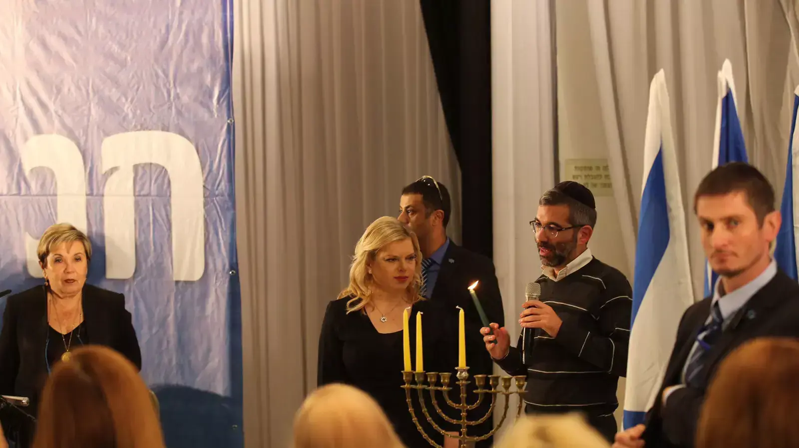 שרה נתניהו בטקס הדלקת נר שני של חנוכה באירוע של נשות הליכוד 7 דצמבר 2015 שרה נתניהו בטקס הדלקת נר שני של חנוכה באירוע של נשות הליכוד 7 דצמבר 2015