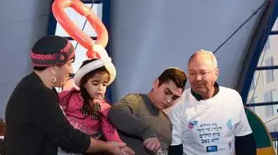 נאור בן עזרא ותהל סופר מדליקים נר שלישי של חנוכה באירוע שערך בית החולים לילדים הדסה, ירושלים. 8 בדצמבר 2015 נאור בן עזרא ותהל סופר מדליקים נר שלישי של חנוכה באירוע שערך בית החולים לילדים הדסה, ירושלים. 8 בדצמבר 2015