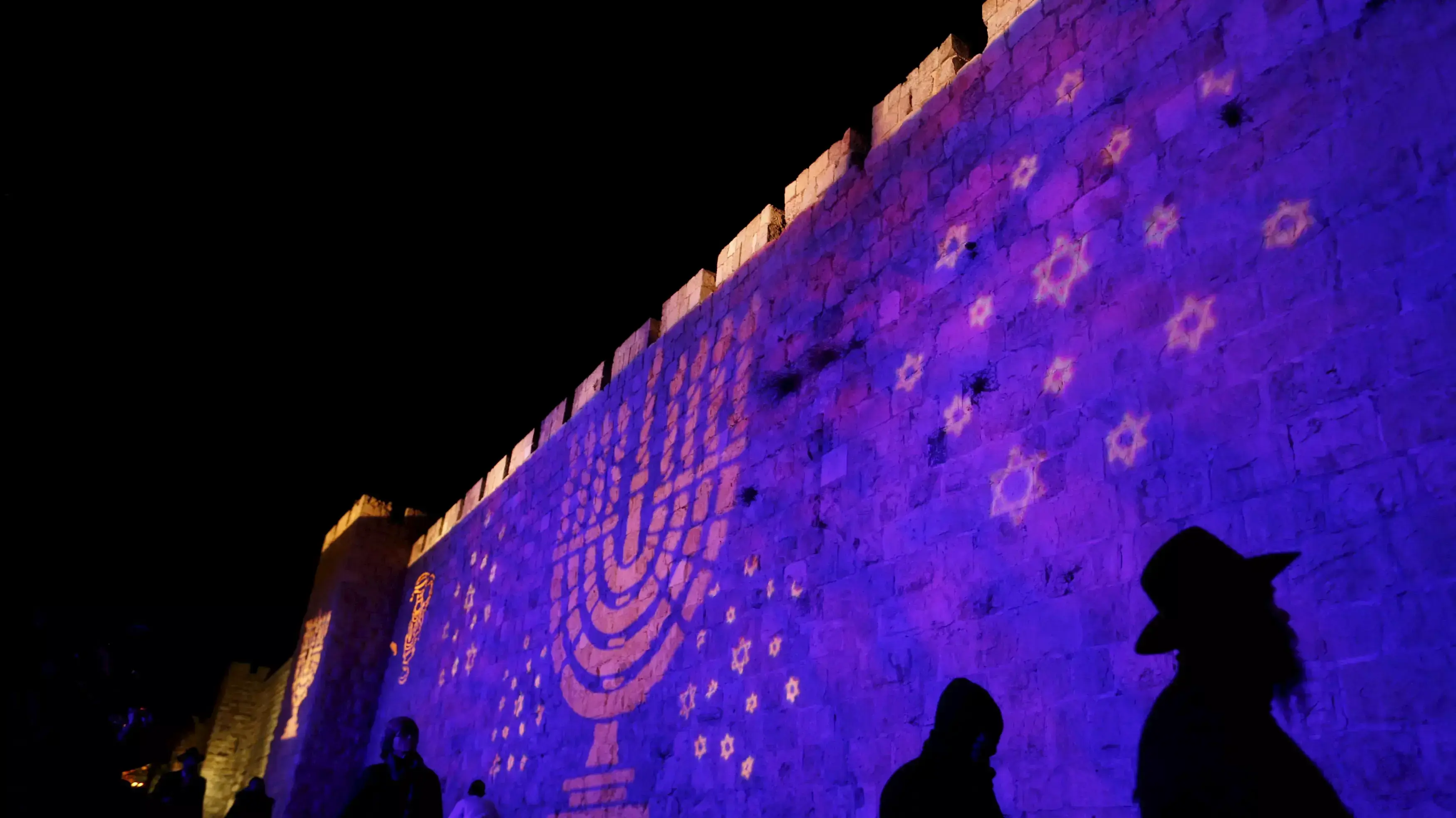 סימני החנוכה מוקרנים על חומות העיר העתיקה בירושלים. דצמבר 2015