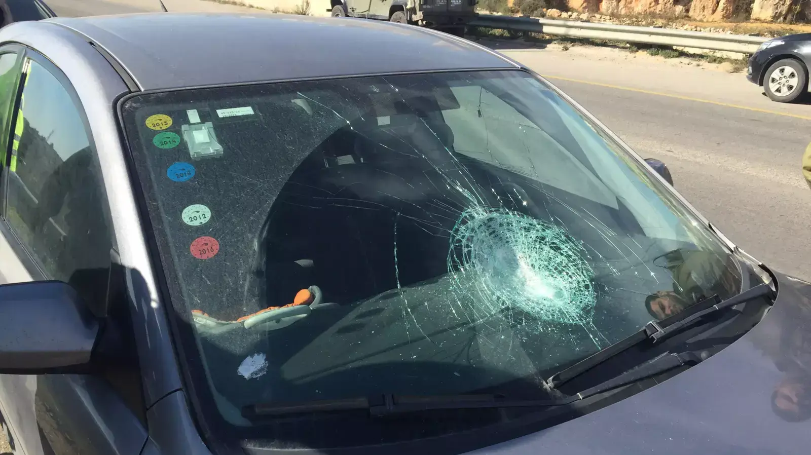 רכב שנפגע מידוי אבנים ביציאה מביתר עילית לכיוון ירושלים. דצמבר 2015 רכב שנפגע מידוי אבנים ביציאה מביתר עילית לכיוון ירושלים. דצמבר 2015