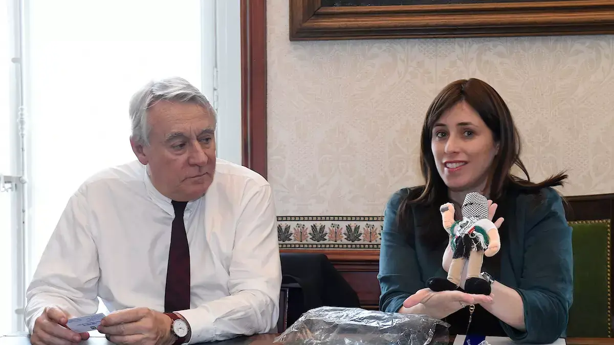 סגנית שר החוץ ציפי חוטובלי מציגה את בובת הסתה פלסטינית לחבר פרלמנט בצרפת, דצמבר 2015 סגנית שר החוץ ציפי חוטובלי מציגה את בובת הסתה פלסטינית לחבר פרלמנט בצרפת, דצמבר 2015