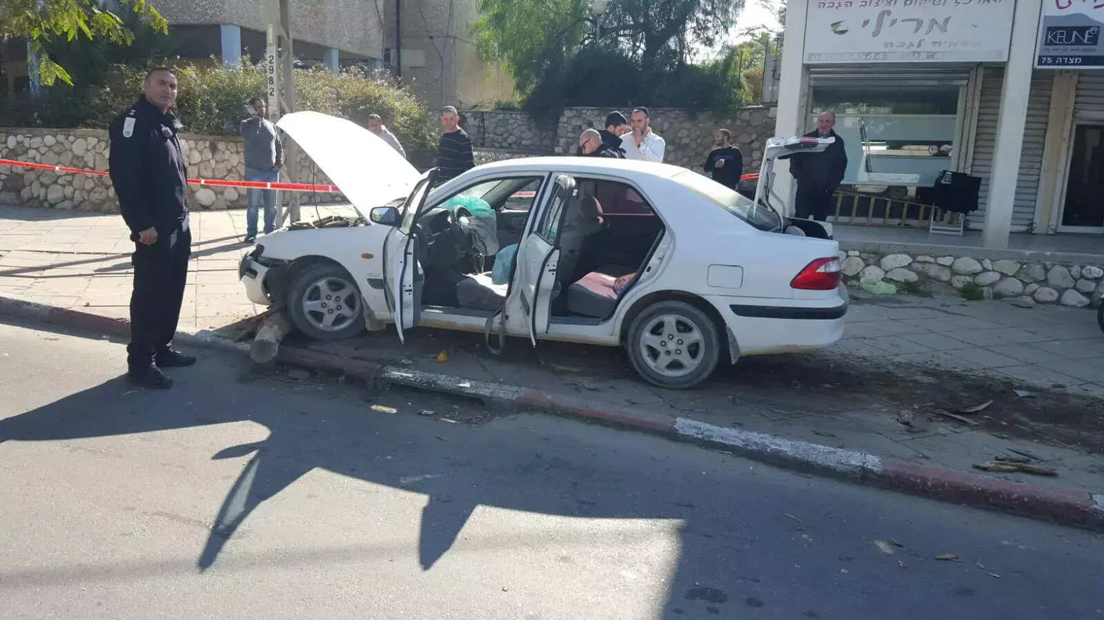 תאונת דרכים בין אופנוע לרכב פרטי בבאר שבע. 18 בדצמבר 2015 תאונת דרכים בין אופנוע לרכב פרטי בבאר שבע. 18 בדצמבר 2015